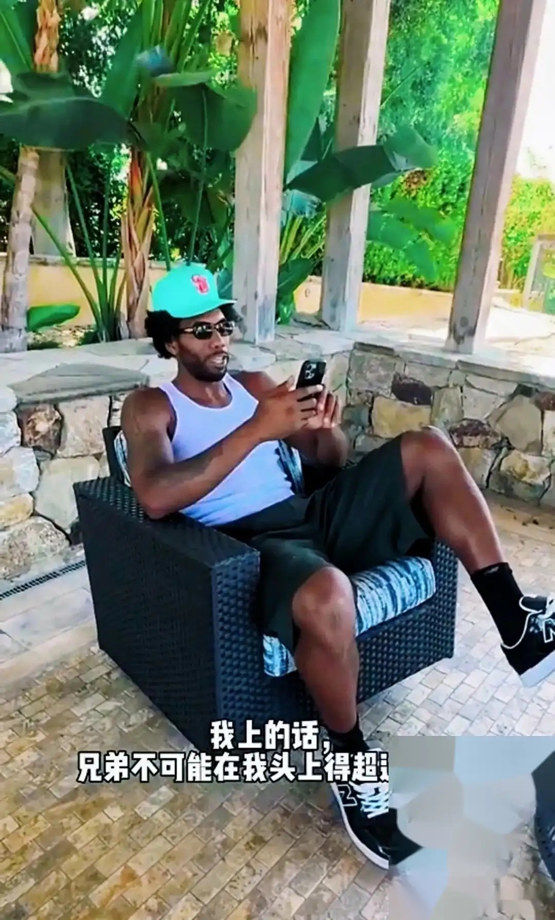 一场所谓的“世纪单挑”，把国内街球天花板白晶和NBA巨星伦纳德架在火上烤。
赛前白晶叫嚣要拿40分，伦纳德放话限制在10分内，结果呢？100比35，比分惨烈，却又透着股荒诞的商业味儿。


开局白晶连中三分确实惊艳，可一旦两届DPOY开始“死亡缠绕”，那根本不是篮球，是成年人对小孩的降维打击。那种肉