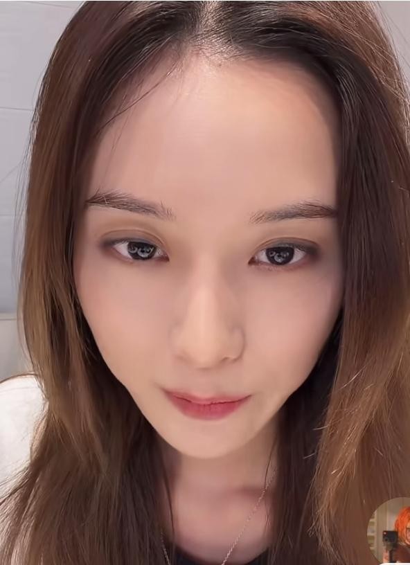 徐艺洋总算开直播把生孩子的事摆上了台面，可评论区里真正买账的人却没几个。
10月16号这场直播里，她把话说得很直白：就这一个孩子，是自己亲自生的，根本没有网上那些天花乱坠的离谱传闻。
顺带着她还狠狠夸了黄子韬一把，说整个孕期男方推掉了一大堆工作，除了必须露面的场合，剩下的时间全拿来陪在她身边。最