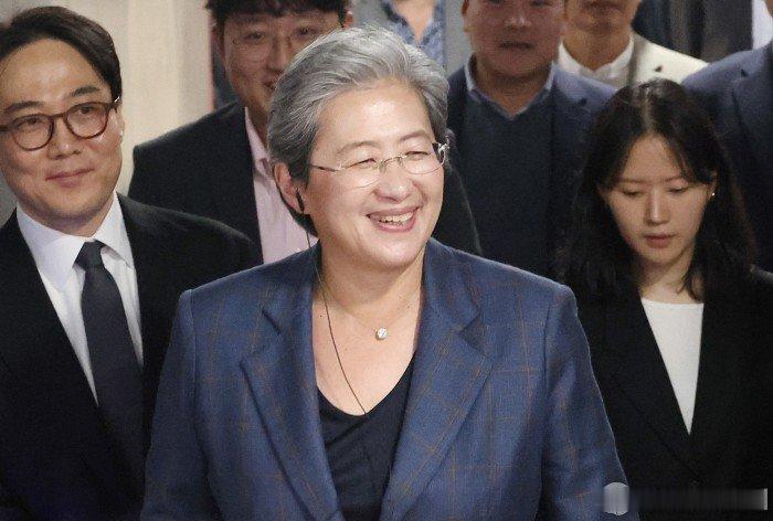 【超威半导体董事长苏姿丰访韩 与14家AI企业讨论全球合作】美国超威半导体公司（AMD）董事长苏姿丰7日在#韩国[超话]# 首尔与14家当地人工智能（AI）芯片及AI生态企业会面，就技术合作和进军全球市场等展开讨论。#NEWSPIM# ​