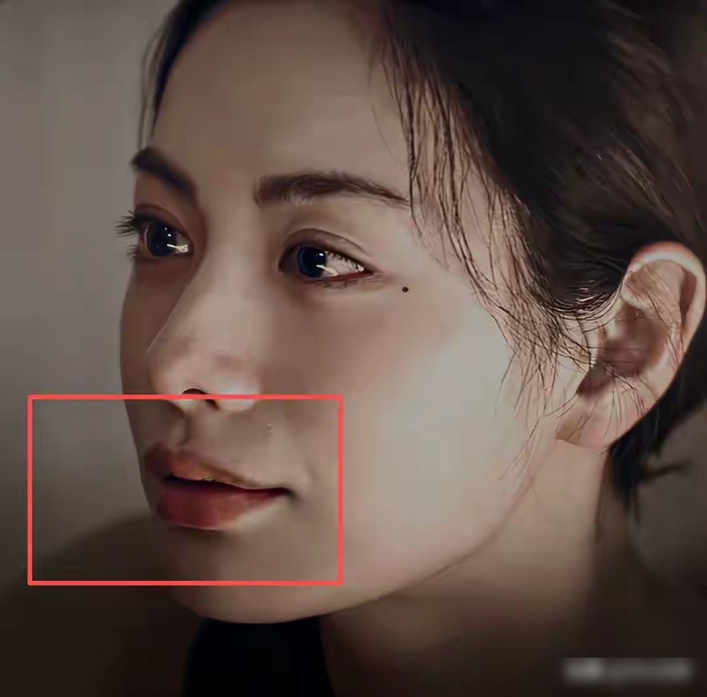 林珍娜新剧一播，韩国网友全在盯她的嘴，说像往嘴唇里灌了根香肠。
19禁古装剧，她演个朝鲜时代的寡妇，结果一露脸，嘟嘟唇配挑眉，现代医美脸硬套古装壳，观众直接出戏。更绝的是她演戏全程嘟嘴瞪眼，肩膀还缩着，像被吓坏的鹌鹑，哪有一点古装剧该有的劲儿。
韩网骂翻了，说不是演技差，是整个人跟角色穿错了衣服