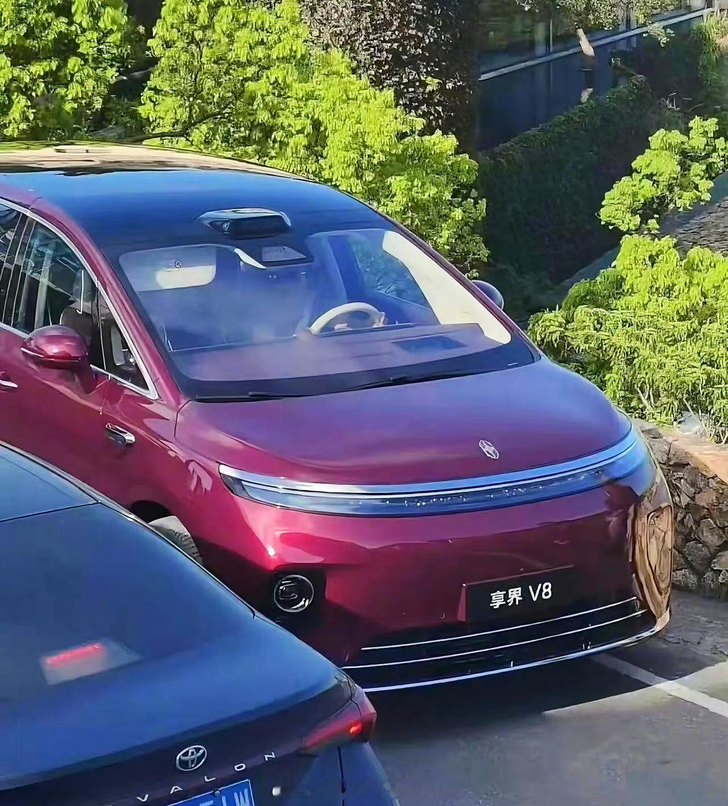 “寰宇红”确实有点东西，放在V8测试车上，哪怕只是路边谍照，辨识度也挺...