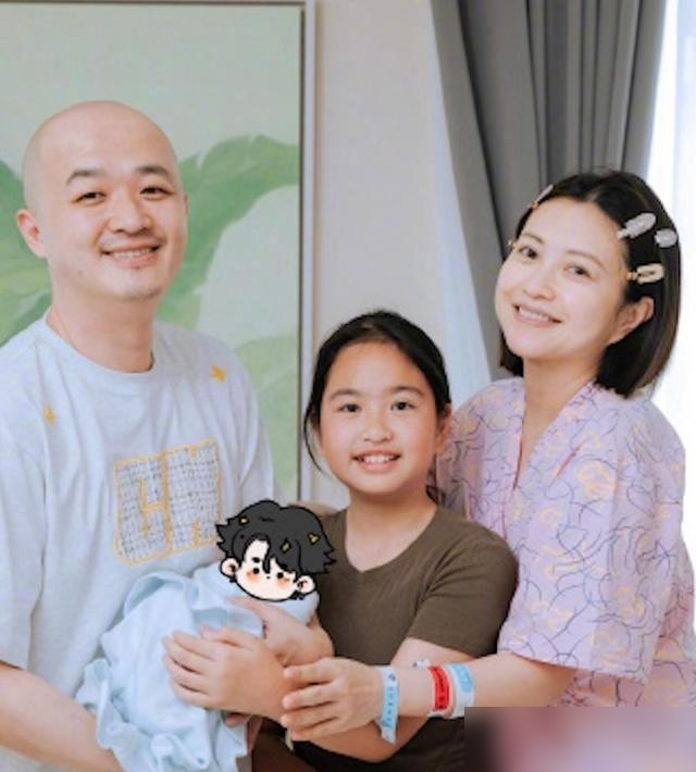 包文婧嫁包贝尔15年，居然一直活在自卑里？
她婚后早早停下事业，家庭收入大半靠男方。上综艺次次说我配不上他，男方多次被爆感情绯闻，她也从来不敢撕破脸。
同样是已婚女星，孙俪拍戏顾家两头稳，戚薇产后拼事业收入不输老公，蔡少芬和张晋更是互补着各自发光。
好婚姻从来不用委屈求全，女人的安全感永远得自