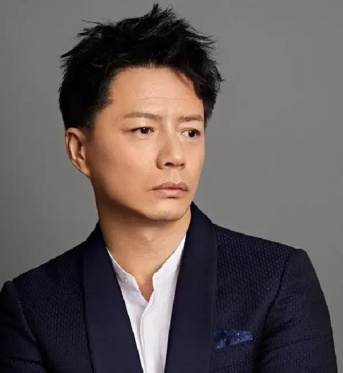 当年拍《烈日灼心》那场死刑注射的重头戏，段奕宏隔着铁栅栏给邓超点烟，邓超嘴角止不住地哆嗦，眼神一点点涣散开，段奕宏当场心里就空了一大块，收工后好几天都缓不过神来

很多人看惯了邓超在综艺里耍宝搞笑，快忘了他认真演起戏来到底有多狠

段奕宏在中戏也是出了名的戏疯子，可每次聊起邓超，他琢磨半天就一句话：