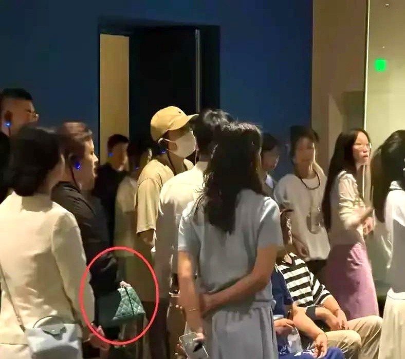 沈腾推着轮椅陪父母看展，王琦拎着个帆布袋走在后面。

一家人逛三星堆，夫妻俩全程交流不多。不少人看照片，猜测他俩感情是不是淡了。

其实带长辈出过门就知道，这就是中年夫妻的默契。

老人行动不便，总得有个人全神贯注推车顾安全。另一个人就在后面拎包拿水，照看一家子的杂物。

这种场合哪有空手牵手秀恩爱