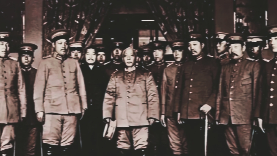 袁项城称帝后，学拿破仑搞封爵，自认能固“法统”。他按亲王—郡王—公侯伯子男排队赏人：亲王仅1人，黎元洪被封“武义亲王”，却死拒不受。郡王13个，12个是他儿子，另给孔令贻“衍圣郡王”。一等公7名，二等公1名（刘冠雄）；侯11名；伯15名；一等子9名、二等子3名（张作霖在列）；一等男38、二等男20、