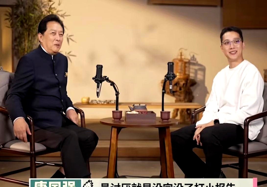 退圈整整两年，23岁的赖冠霖再露面，竟然是坐在唐国强的播客对面被催婚。

唐国强端着茶杯，上来就抛出婚恋话题。镜头里的赖冠霖没躲，笑着接过话茬。没了舞台上的精致妆发，现在的他透着一股子老成。

谁能想到，这小子当年爱豆出道，演戏爆火，转头跑去当导演还拿了奖。别人挤破头想在圈里混，他在巅峰期直接抽身走
