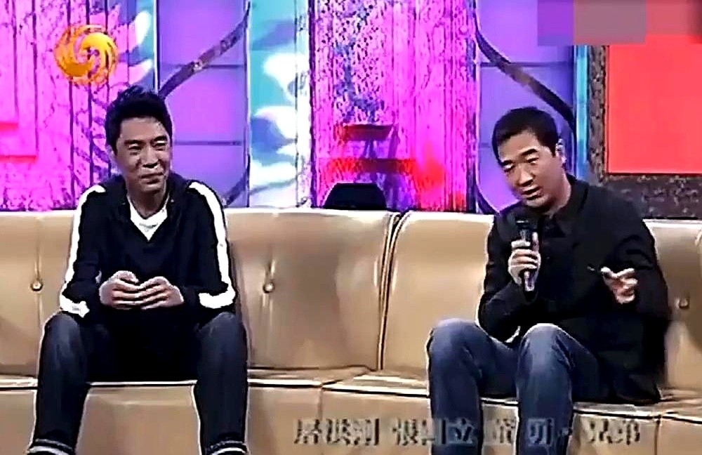张国立被一群人围住脱不开身，屠洪刚冲过去塞了把车钥匙喊他快走。

事后屠洪刚撂下一句，车得保住，人更得离开那地方。

这俩人打小是邻居。当年张国立刚试水当导演，屠洪刚直接掏了7万块钱，让他去拍《霸王别姬》的MTV。最后这买卖赔了，但硬生生给张国立砸出了源源不断的拍摄生意。

遇险把你推出去，砸真金白