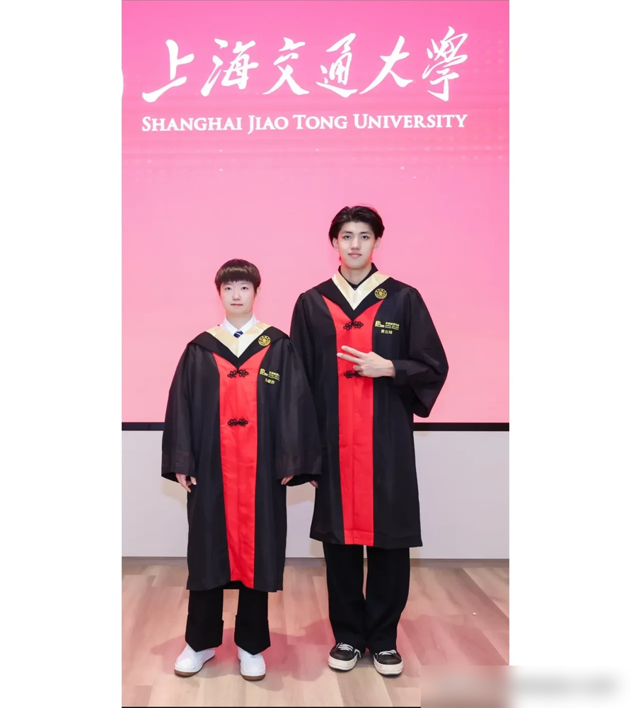 追星追到张雨霏主动搂她合影，汪顺见她就笑，这姑娘什么来头。
翻了她账号，没撕逼没控评，拍的视频全是费立纬聊训练、董志豪讲战术。
费立纬说孤独是种能力，她就在评论区写：那你在水里多练会儿，我多拍会儿。
汪顺采访说全力以赴，她配了四个字：说到做到。
别人追星追脸追流量，她专挑成绩硬、话不多的人追