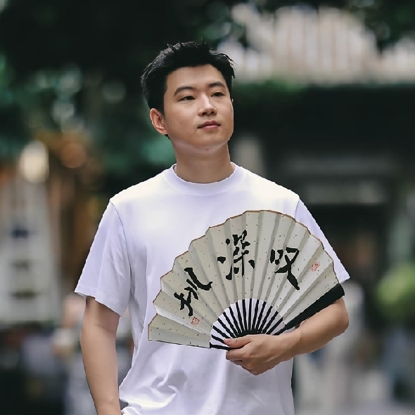 发现了没有，现在的赵心童，好像被暂时封印了，似乎被世界第一给困住了，以前是谁也打不过，现在还是谁也打不过，

其实，北爱的赵心童，准度还是在线的，只是中、长台容易漏球，另外，开球后也容易漏球，其他打的并不算很差。

回看上赛季，赵公子在赛季初，表现也很一般，也是北爱后的南京国锦赛，一举打进了4强，状