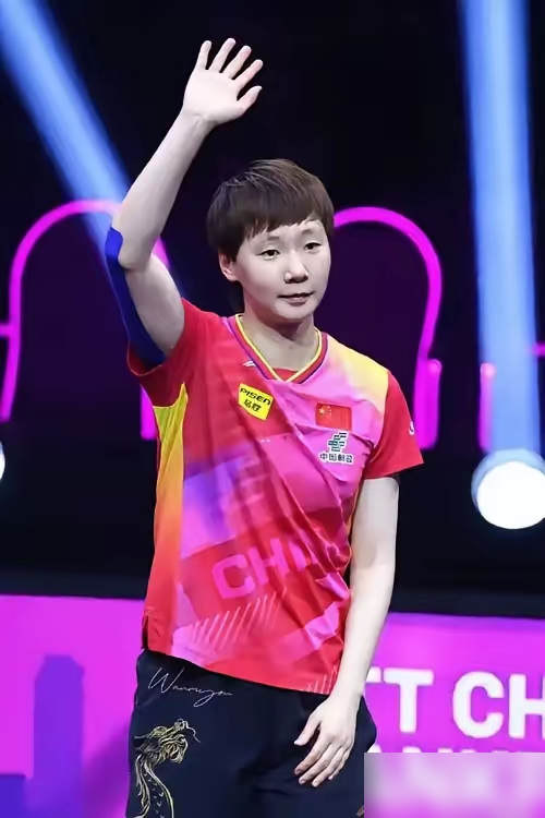 我老婆，孙颖莎铁粉，盯着王曼昱打张本美和，嗓子都喊劈了。
15次交手，14胜1负。唯一输的那回，5月伦敦团体世乒赛决赛，2比3，输得憋屈。但往后你翻记录，9月24日亚运女团，3比2，咬下来了。9月27日单打半决赛，4比1。10月10日中国大满贯，又是4比1，而且17天内双打单打连着摁。张本美和快拧