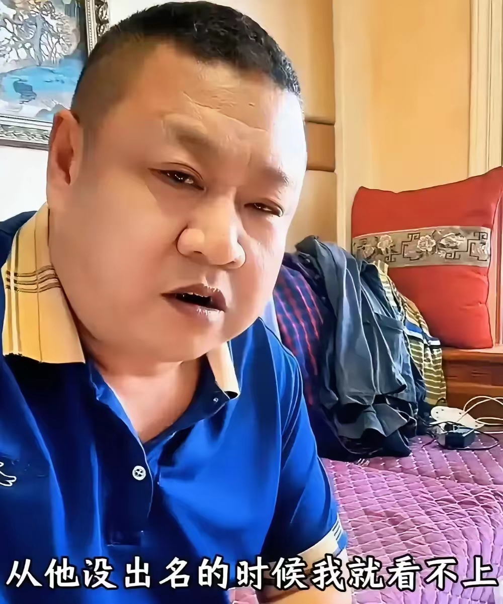 小沈阳的亲哥哥沈飞开直播，被网友问到跟弟弟小沈阳（原名沈鹤）关系怎么样？沈飞竟然回答道:“已经三年没有来往了，从他没出名的时候我就看不上他”。
​​网友不知道的是，沈飞说的是反话，兄弟俩关系老好了。
小沈阳亲哥直播“翻脸”：三年没来往，看不上他？真相曝光后，网友直呼太扎心！
实际上，沈飞这句“看不上