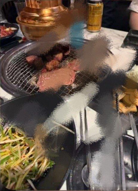 什么时候能不吃烤肉🥩了 今天zeka🫧还给国代们烤肉
---1h前
“老爹（Faker）粉丝们的福利——新签名已经到货啦，欢迎欢迎=)))))”【壳花两人被拍到和给签名那家烤肉店】
---5天前
原po：叫 Easyhoon什么的那位，就是 T1 的教练啦=))今天我遇到他了，我还夸他鼻梁好高呢大家，笑死“怎么 T1 的每个 ​