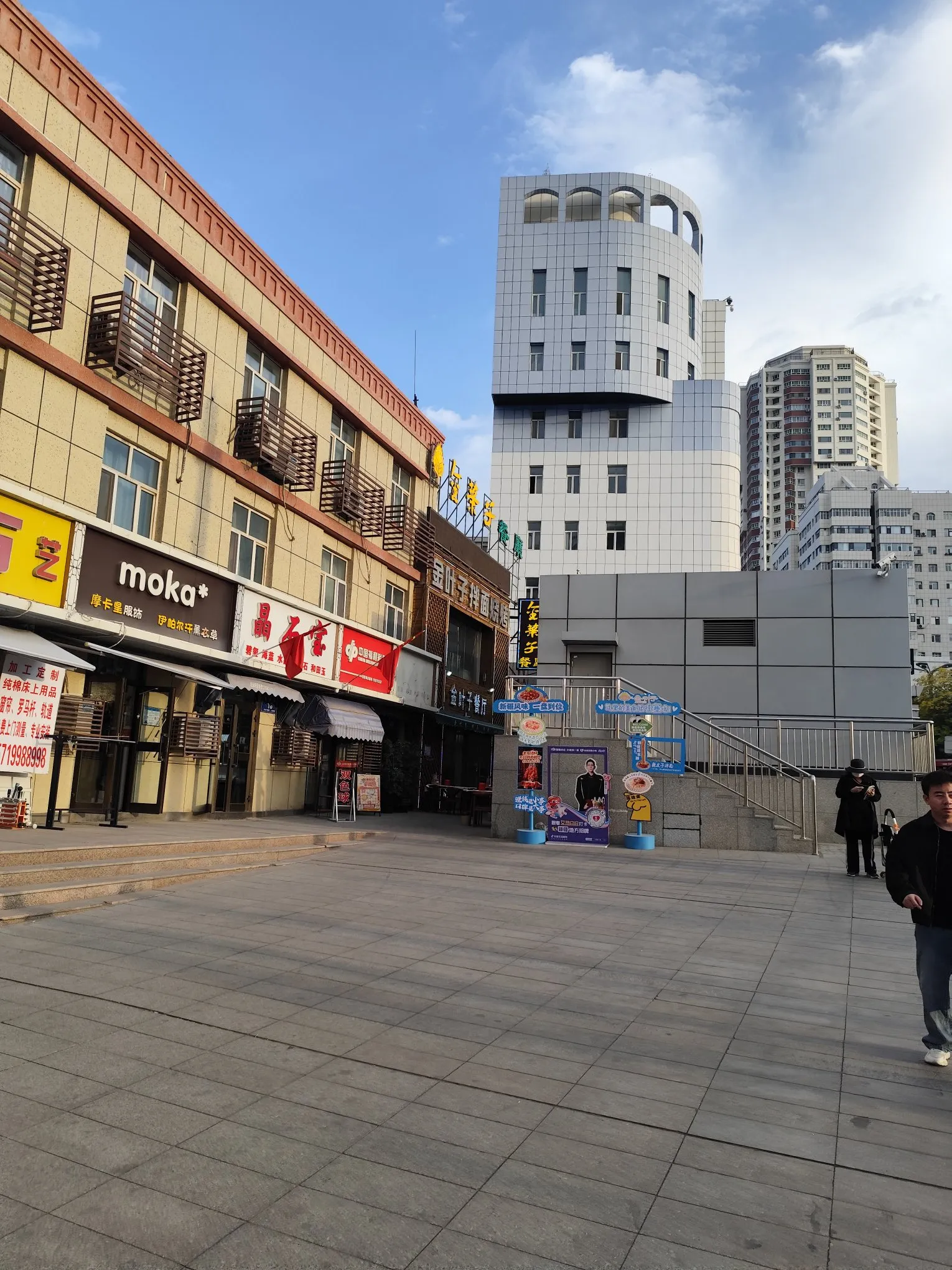 乌鲁木齐地铁1号线北门站一出站口的后面有一家金叶子餐厅，高高的