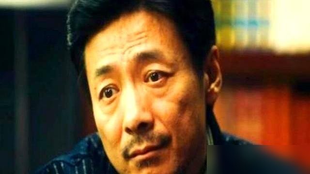 欧豪说和祖峰对戏，他后背的汗就没干过。拍《交锋》，祖峰临时来救场演反派。没动作，没台词，就一个抬眼皮。欧豪说那一瞬间，他感觉自己被扒光了扔在审讯室里，台词差点卡在嗓子眼。
别人问他啥感觉，他就仨字：接不住。
祖峰演的是潜伏21年的老特务，从1994年演到2015年。十八年前《潜伏》里的李涯，现在