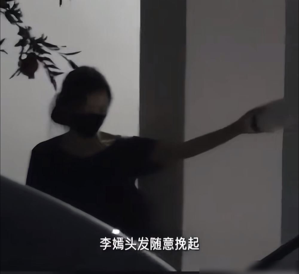 李嫣跟着窦靖童进录音棚，一待就是大半夜。29岁的窦靖童棒球帽配双肩包，跟工作人员聊得热火朝天。20岁的李嫣就站在旁边，黑背心，头发随手一盘，全程没几句话。一个松弛得像个刚下班的打工人，一个冷得像个来视察的老板。姐妹俩站一块儿，穿衣风格差着辈分，气场倒是反过来的。忙完凌晨才走，窦靖童还在乐，李嫣已经迈