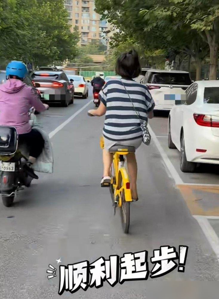 54岁柯蓝被拍到蹲在路边擦共享单车车把，擦完骑上就走。旁边停着几辆保姆车，没人认出她。
早前吴大维当众逗她，无儿无女不知道养孩子的快乐，劝她60岁前赶紧生一个。她笑着回：这是老天爷给我最大的福报，不像你，这么老了还贱兮兮的。
这话没几个人敢接。她11岁确诊强直性脊柱炎，父母离异，疼起来整宿睡不着