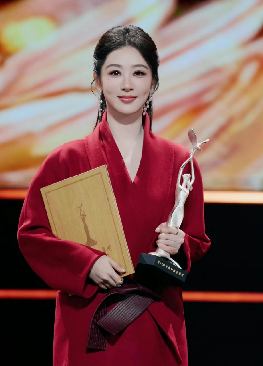 金鹰奖惜败！手握白玉兰视后，杨紫前路光明却遇行业新挑战，未来可期
 
第33届金鹰奖颁奖落幕，杨紫凭借《生命树》提名最佳女主角，遗憾错失视后奖杯。一组对比图刷屏网络，一边是她本次金鹰提名登台的红衣造型，另一边是她拿下白玉兰视后的经典领奖瞬间。粉丝发文暖心鼓励：姐姐，在我心里你永远都是最佳女主角。