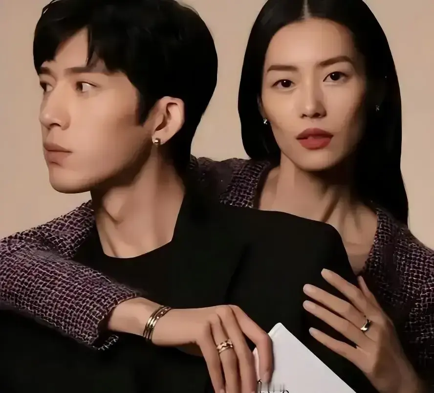 现在全网最尴尬的人，
估计就是刘雯了，
她怎么也没料到，井柏然与前女友倪妮的那段“六秒吻别”视频名场面直接冲上了热搜。
 
明明是多年前的旧片段，时隔这么久突然被翻出来刷屏，满屏都在回味当年的热恋，偏偏如今刘雯正和井柏然低调相处，平白无故被卷入这场怀旧的舆论里，处境多少有些微妙。
 
回看当年，井柏