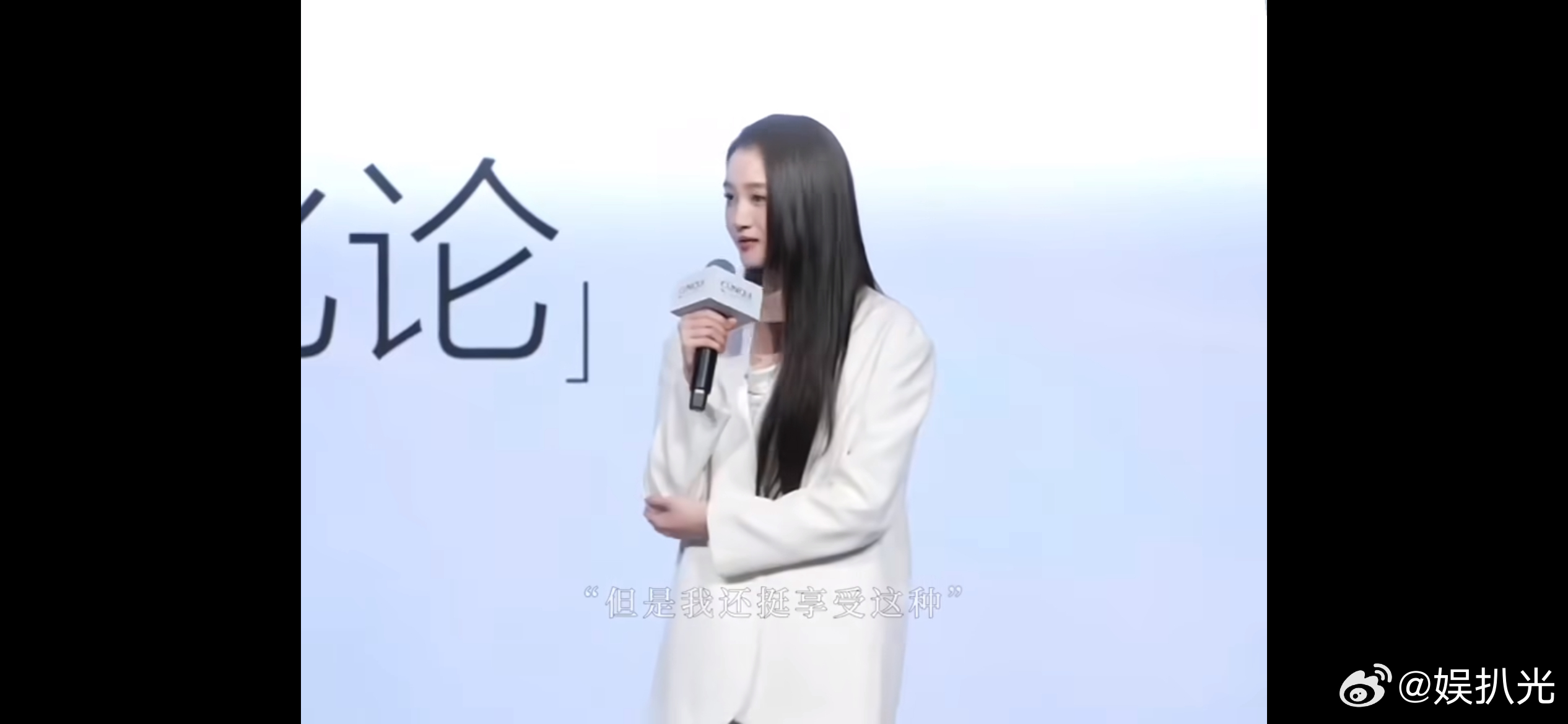 关晓彤分手后一年拍5部戏，离开男人，专心事业，一开始很多人都觉得，鹿是...