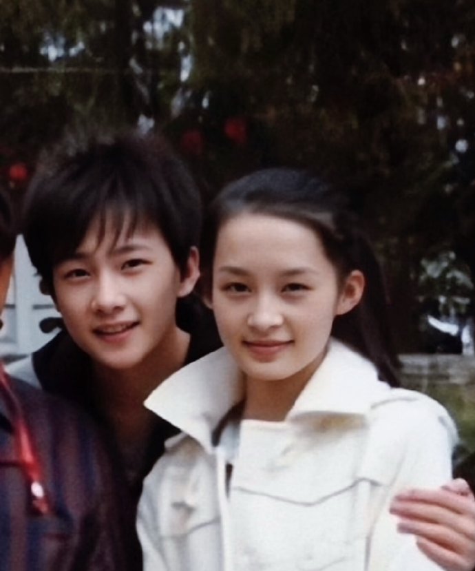 始于2008年的红楼缘分！杨洋李沁，娱乐圈最动人的年少初识

 杨洋李沁谈了五年
娱乐圈有很多转瞬即逝的合作，但杨洋与李沁的羁绊，是真正从少年时代就埋下的缘分。一切故事，都始于2008年李少红版《红楼梦》的剧组，也成为两人演艺生涯最温柔的开篇。
 
那一年，杨洋年仅十七岁，青涩干净、眉目清朗，被