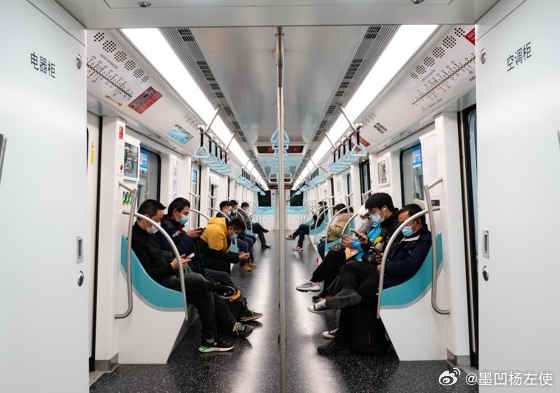 #广东新闻# 【广州地铁站内看书5小时出站被扣15元】近日，市民方女士（化姓）向某晚报反映，她在地铁站内设置的读书空间看书，停留近5小时，出站时被扣除15元“超时费”。
     新闻记者以乘客身份致电广州地铁，工作人员称，广州地铁确实设有270分钟（4小时30分）的乘车时限规定，“地铁是让人快速搭 ​