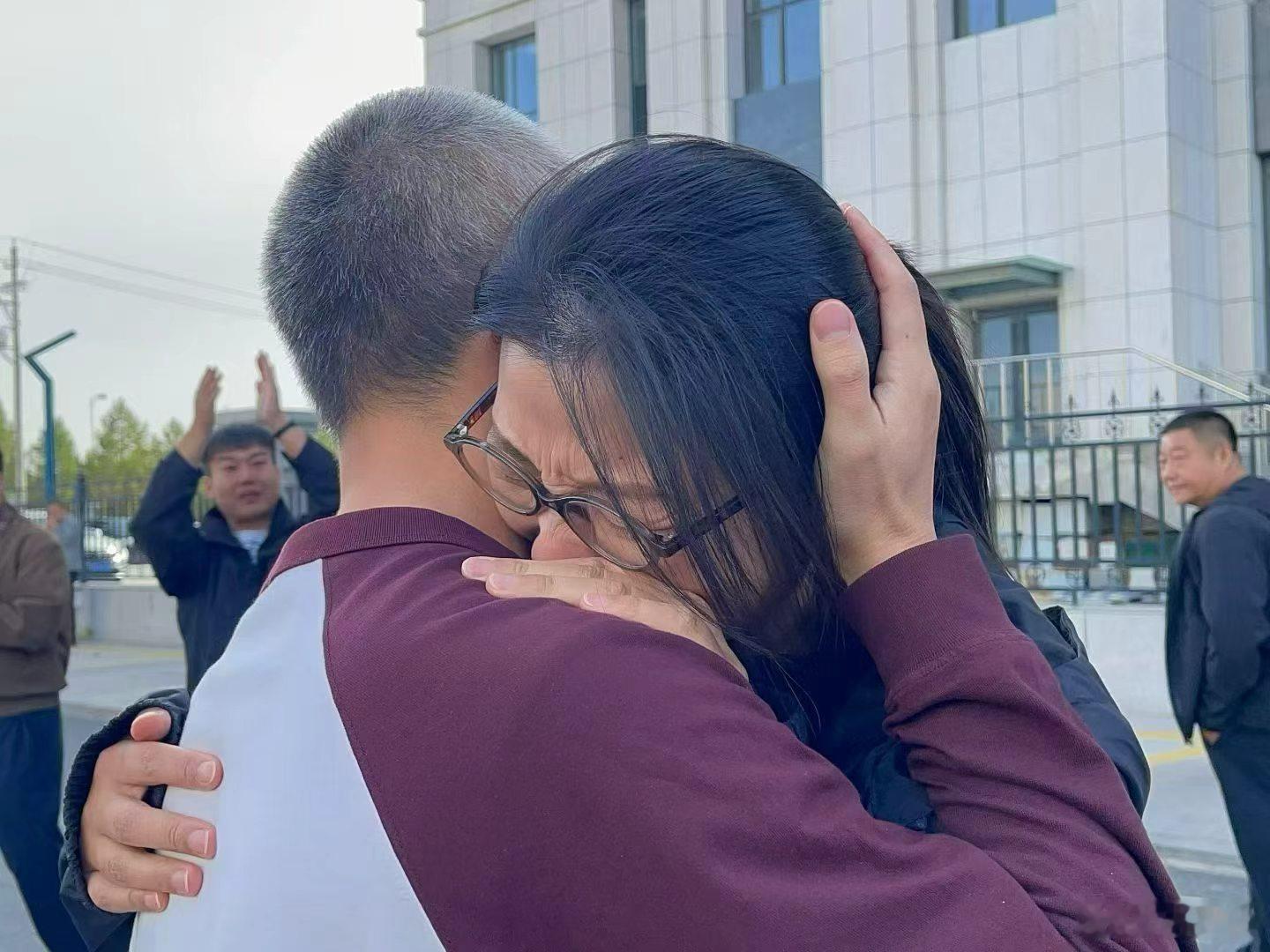 学力星球案五人无罪，锡林浩特法庭之外，妻子付冕与当事人任博相拥而泣。一个冤案的无罪，家属付出的心血难以置信也难以磨灭。制造一个冤案却很简单。万份之二的无罪概率。几位律师也辛苦了💦 ​