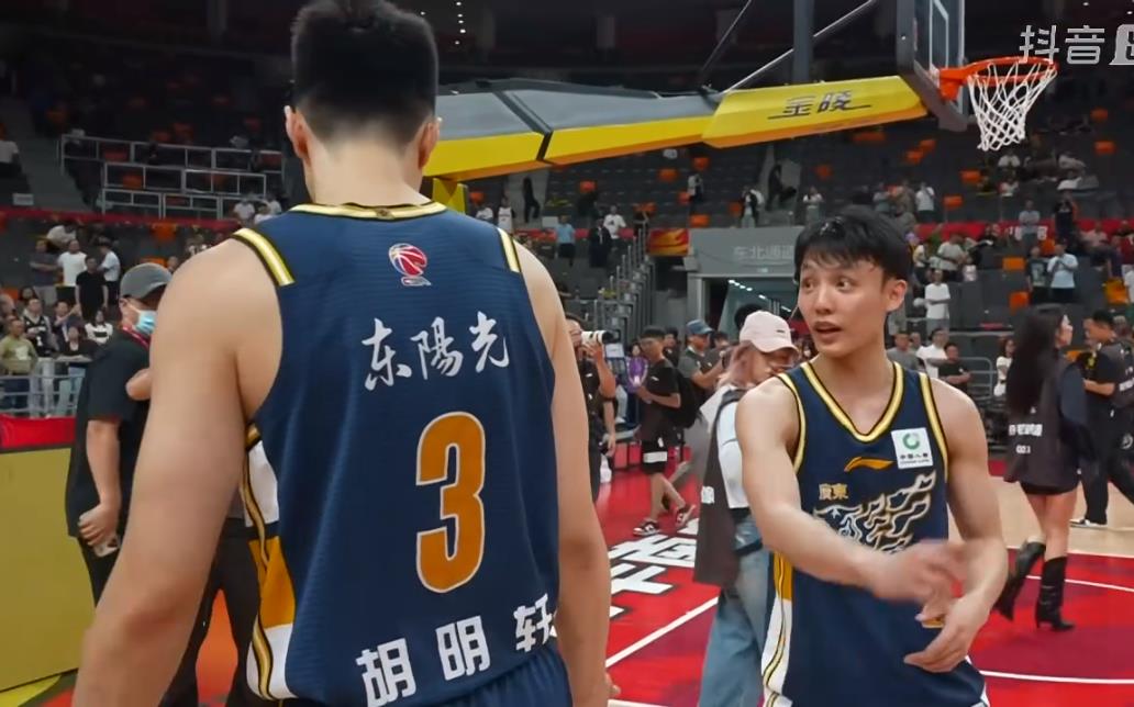 胡明轩得0分，无颜面对球迷，徐杰走上前与胡明轩说着什么，像是在安慰和指...