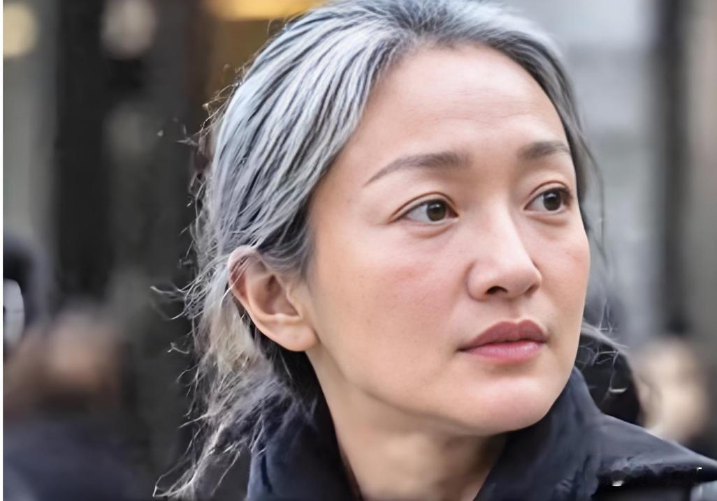 周迅顶着一头没染的白发就去参加香奈儿香港活动，旁边刘嘉玲金高银都收拾得严丝合缝，周迅偏顶白发赴秀，用一头白发撕开内娱冻龄遮羞布 ​
