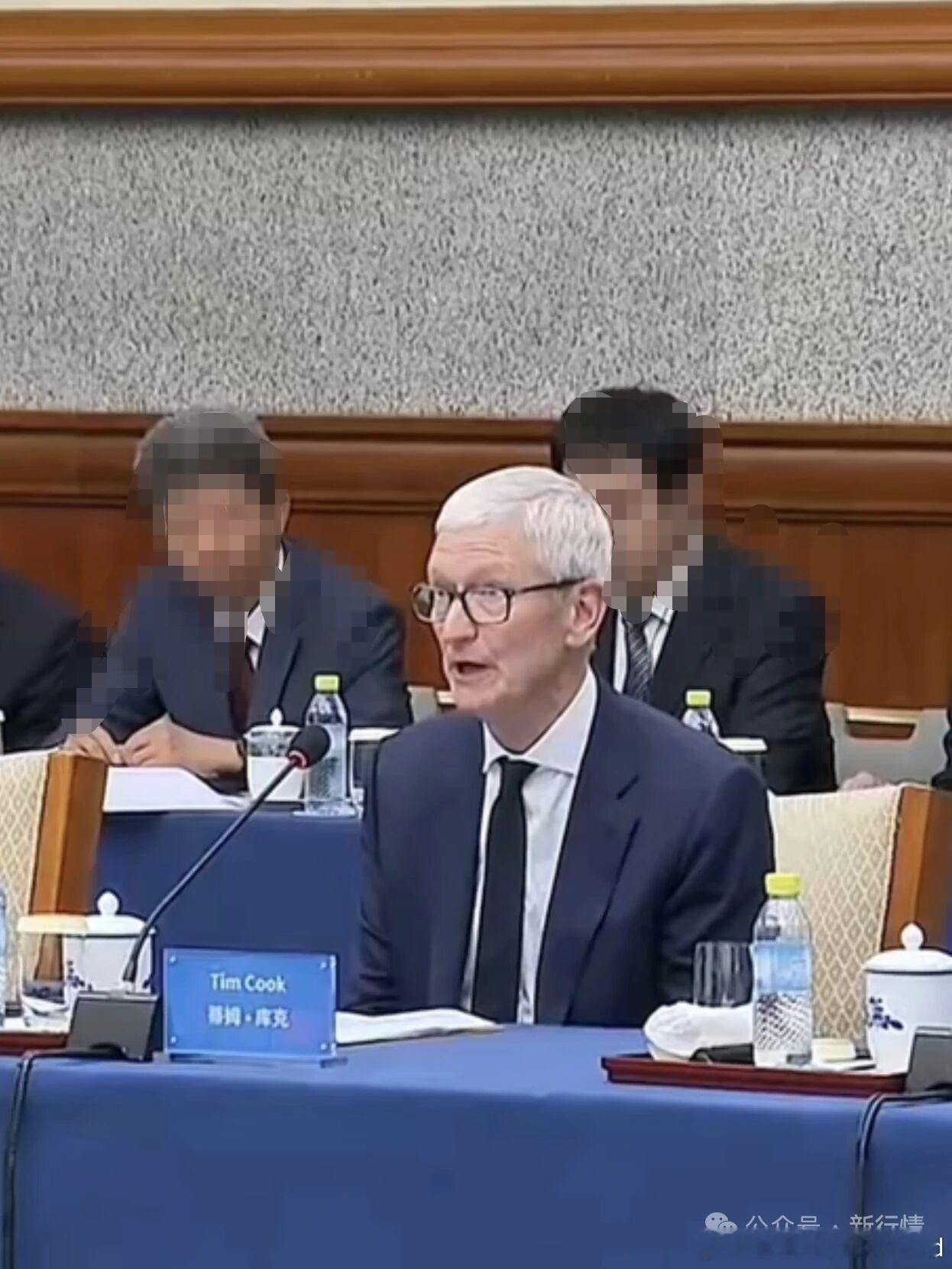 《马化腾、李彦宏、库克上新闻联播，排面拉满！》
   真是活久见，马化腾、李彦宏、库克几个商业圈的顶级大佬，居然一起登上了央视《新闻联播》。
昨晚看到这一幕，我还愣了一下。只见三人现身重要场合，西装革履，严肃认真。据说他们这次齐聚，是为了参加清华大学经济管理学院顾问委员会2026年会议。
 ​