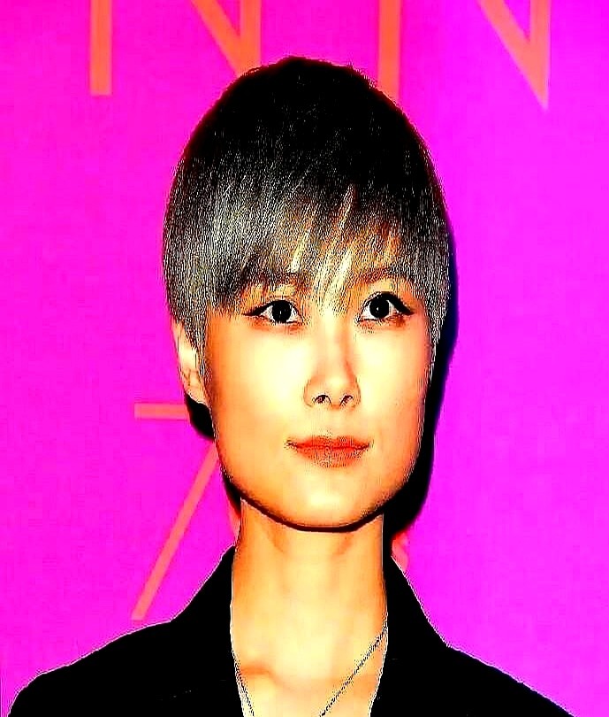 薛凯琪在节目里问李宇春：“你有二十年的闺蜜吗？”

李宇春直接自嘲：“有啊，毕竟我也不年轻了。”

没煽情，但极扎心。

微信里躺着成百上千人，绝大多数早就沦为朋友圈点赞之交，彼此连句“最近过得好吗”都懒得发。真翻遍通讯录，不用客套、随时能联系的，数来数去也就两三个。

认识二十年真不算难，二十年后