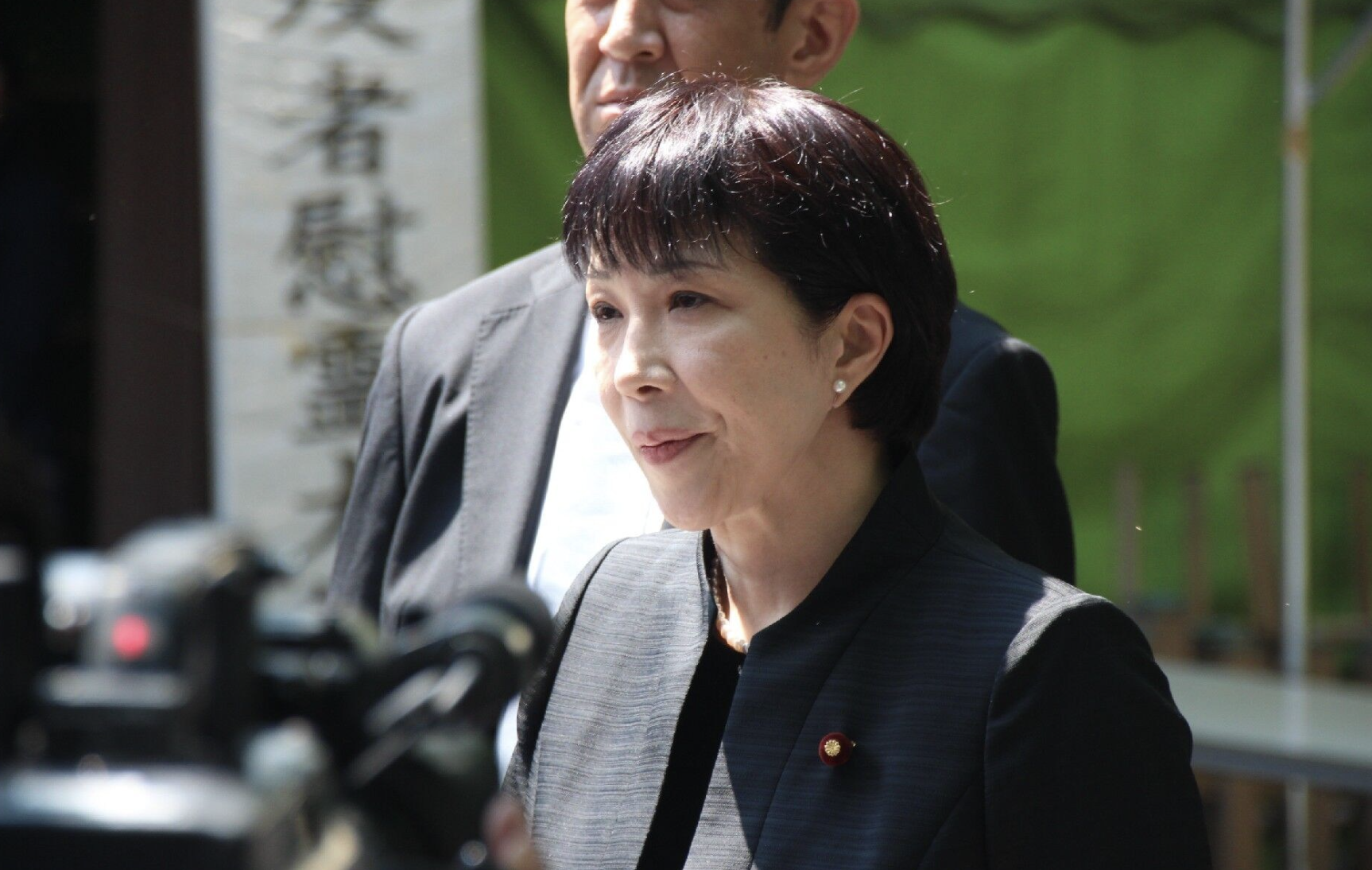 日本这个物资贫乏的小国，又一项战略物资耗尽了！根据《金融时报》20日的报道，日本的稀土元素钇即将耗尽，最多只能再撑“几个月”。
 
钇这名字听着陌生，可它藏在高档荧光粉，激光晶体，医疗设备和航空发动机的某些部件里，用量不大，缺了却真能卡住一条产线。

日本这些年在稀土上没少下功夫，镝和铽这类磁材用的