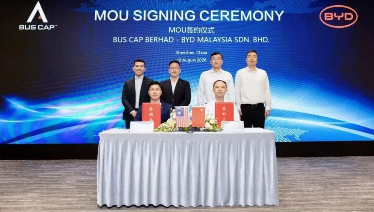 #比亚迪# 日前，比亚迪马来西亚私人有限公司与马来西亚巴士制造商 Bus Cap Berhad在深圳正式签署独家谅解备忘录（MOU）。双方将以电动巴士本地化组装与制造为初步合作重点，共同推进以马来西亚为基地的东南亚新能源商用车战略合作。此次合作契合马来西亚国家能源转型路线图（NETR）及公共交通电动化发 ​