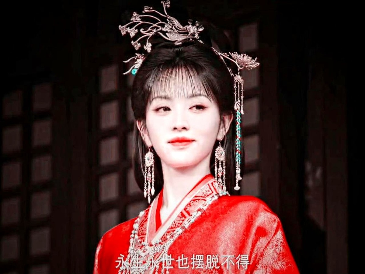 田曦薇这次直接自己和自己对打了。

新剧《嫁金钗》刚在央八和优酷开播，直接冲上热度第一。预约量破了437万，Netflix全球同步播，连韩国电视台都提前买了版权。

观众全在刷“同一张脸演出了两种人”。她一人分饰两角：一个是倒夜香谋生、满手厚茧的底层魏娆，一个是骄横跋扈的侯府假千金君黛。自己杀自己的