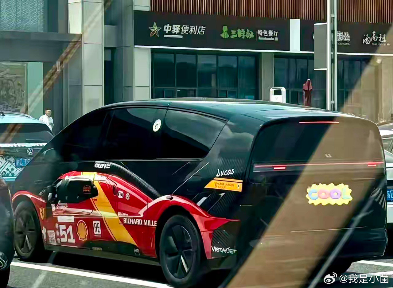 理想 Mega
这贴纸很巧妙啊……#小菌聊车# ​