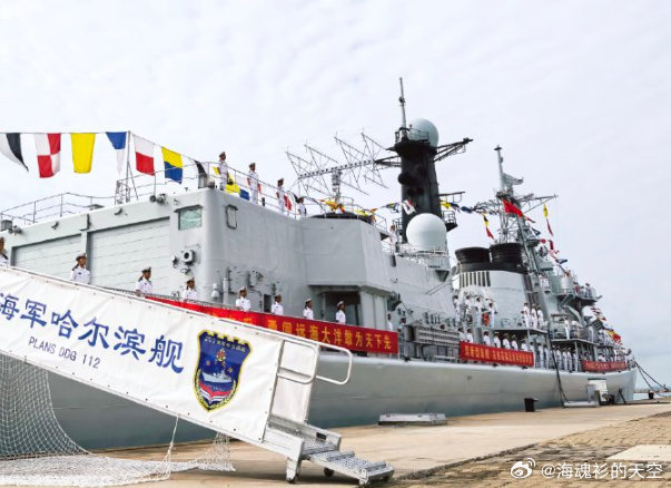 以后可以到长沙去看112哈尔滨舰了，从新型驱逐舰到迟暮英雄，112舰见证了中国海军现代化的进程。#中华第一舰哈尔滨舰退出现役# ​