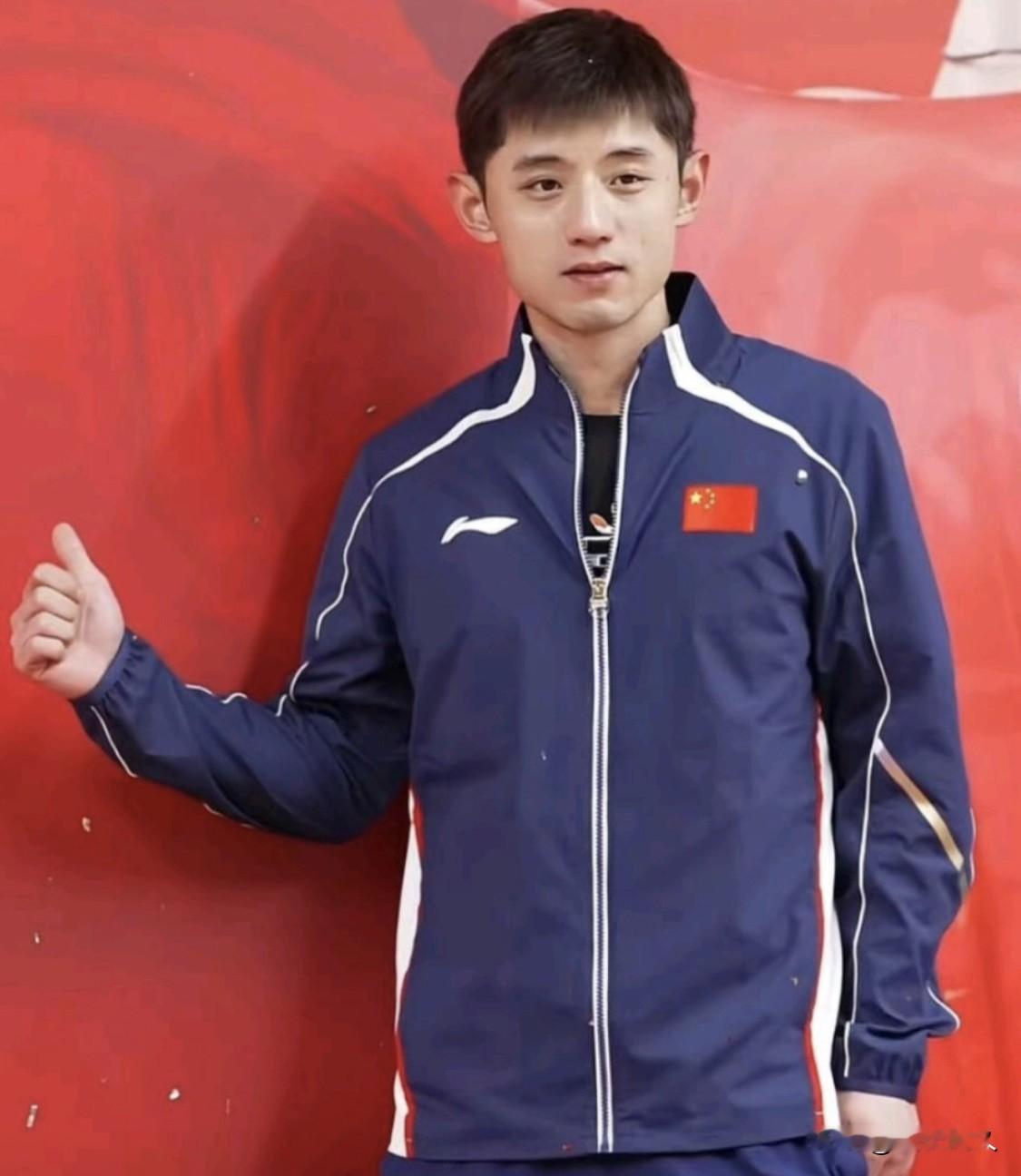 国乒同门隔空对峙！张继科直言劝网友少接触刘丁硕
近期国乒圈的舆论风波持续发酵，昔日同为青岛老乡、国乒同门的张继科与刘丁硕，在直播间公开撕破脸，引发全网热议。这场隔空交锋持续已久，矛盾根源早已悄然积累。
10月15日晚，刘丁硕率先在直播中不点名发声，暗讽有人长期蹭国乒热度，靠低价培训课程扰乱行业市场，
