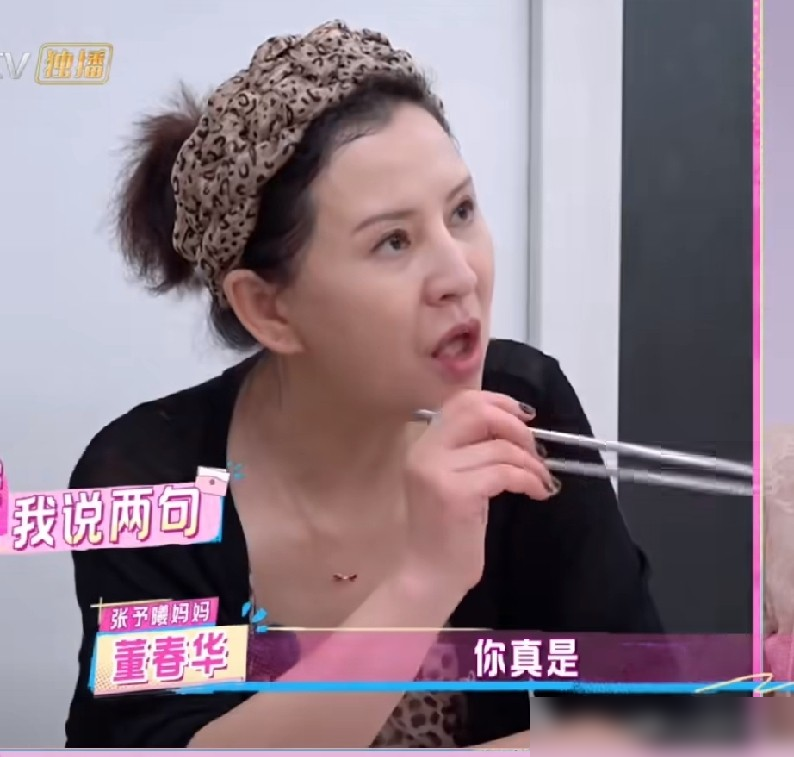 爸妈回来，她张嘴叫的是叔叔阿姨。
张予曦在《我家那闺女》里这段，听着像段子，其实是留守儿童刻进骨子里的疤。她从小跟姥姥过，十几岁前见亲爹妈跟见生人一样。为了讨口关爱，她管舅妈、二姨全喊妈，乖得让人心酸。
更扎心的是，她14岁才知道多了个弟弟，爸妈从没跟她提过。姐弟俩一个留守，一个在父母跟前长大。