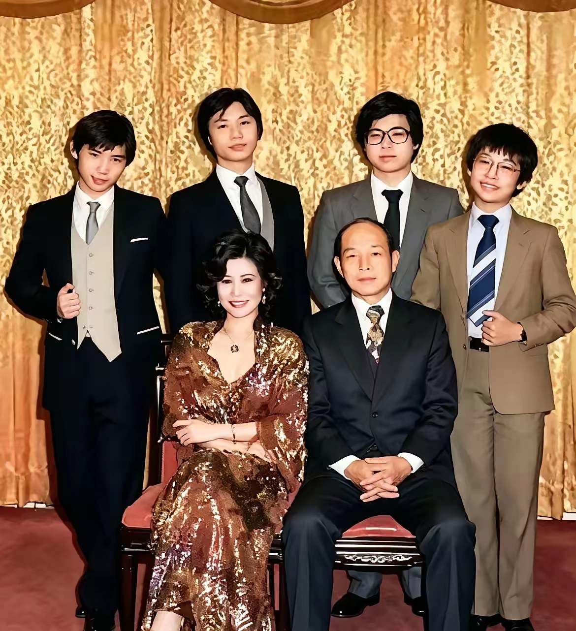 这是早年霍英东先生与三太太林淑端的全家福。作为霍英东晚年最为宠爱的三太太，林淑端上世纪六十年代与霍英东在澳门因粤剧结缘并走到一起。结婚后，为霍家生下霍显扬、霍显光、霍显强、霍显旋四个儿子。与人们印象中高调的豪门太太不同，林淑端一生极为低调。她极少在公众场合露面，在媒体和外界眼中就像一个“隐形人”。霍