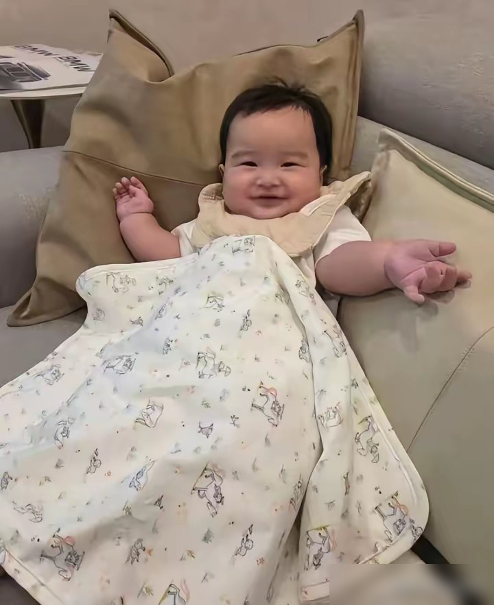 汪小菲老婆马筱梅，刚陪老公欧洲进修完，落地北京就去参加闺蜜生日趴了，关键是，汪小菲人没去。
一看聚会照片，傻眼了，这哪是豪门阔太的局？现场全是普通人，没有名流，没有网红，连汪小菲都没露面。马筱梅就穿了件简单的礼服，跟一群素人姐妹吃蛋糕、聊天，完全融入。
之前陪汪小菲出差半个月，从法国塞纳河畔到回