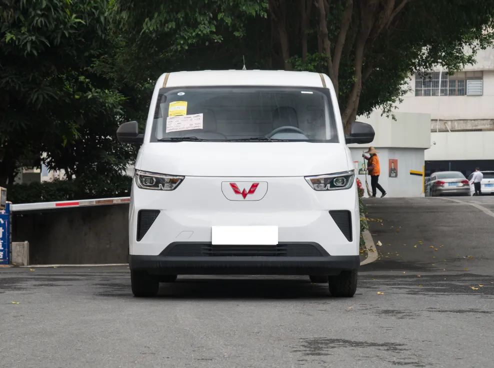 首先前往五菱经销商门店，提交申请，完成基础审核之后，就可以拿到五菱扬光L体验车辆。拿到车之后，不是只允许简单短途试驾，你可以直