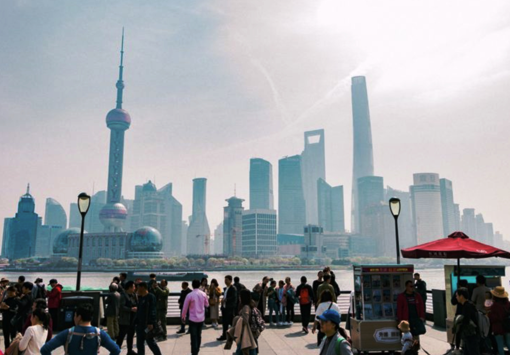 中国经济在 2026 年呈现两极化走势，外需受全球人工智慧与绿能转型带动，高科技与新能源硬体出口成长逾40%，本土 #零售消费 与传统产业却复甦缓慢，呈现鲜明双轨分化格局。专家建议官方财政政策加速转向民生，扩大 #以旧换新 补贴并强化 #服务消费 动能，有效改善家户所得预期以 #降低储蓄倾向，全面提 ​