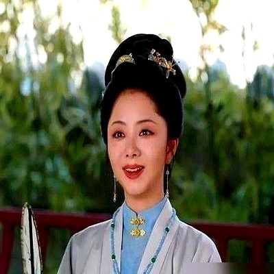 出道二十年愣是没签大公司，别人挤破头想抱大树，谭松韵偏站在外头看。

新剧《兰香如故》预约破150万，热度直接飙到平台第一。她这回一人分饰两角，光化老年妆就坐了6个小时，硬生生从16岁演到80岁。

戏里的兰香放着白捡的地不要绕着夺嫡的坑走，戏外的她也真这么干了。多少人劝她找个靠山好乘凉，她连捷径碰