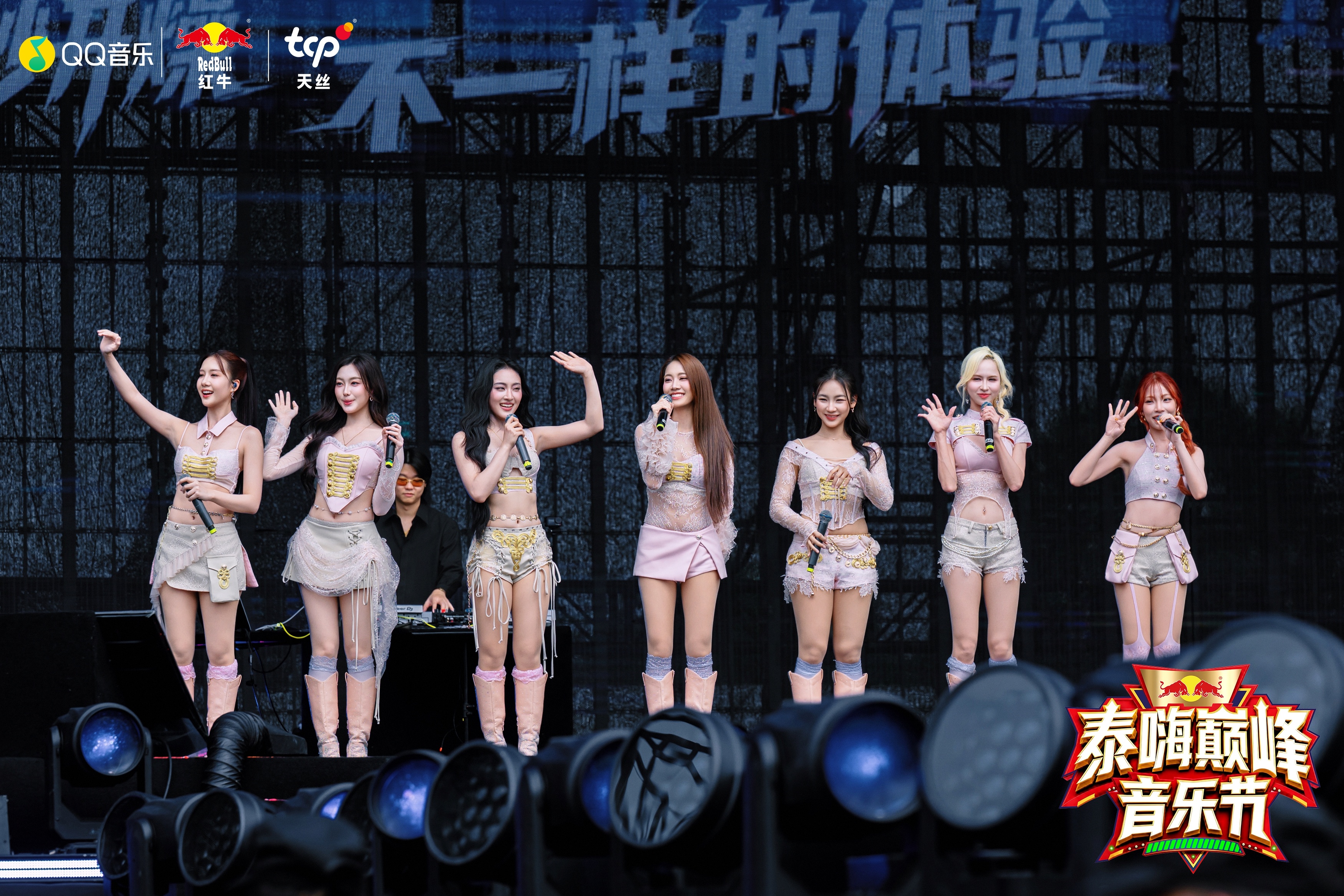 2026QQ音乐#泰嗨巅峰音乐节# DAY1现场高光已解锁📷
 4EVE （按艺人演出倒序排列）轮番炸场✨
 音乐与欢呼在太湖畔交织回荡，多元文化碰撞，现场音浪全面拉满。
无数滚烫的高光瞬间，都被镜头完整留存。
 乐至巅峰，一 ​