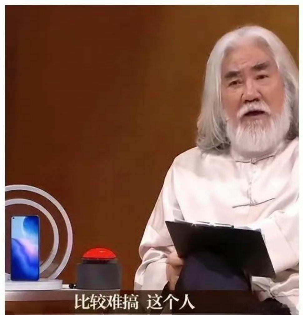 #李梦耍大牌事件#李梦，苹果道具这个事件，是张颂文在某个综艺上曝出来的，一场削苹果的即兴戏份，被导演称赞细腻动人，决定换角度重拍补镜。所有人都觉得，随便换一颗苹果便可接续拍摄，无人在意道具的细微差别，唯有李梦执着如初。她执意要一颗一模一样的苹果，相同的大小、色泽、质感，不肯将就分毫 ​