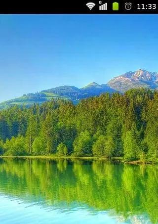 山青水秀，绿水潺潺，风景如画，景色宜人。