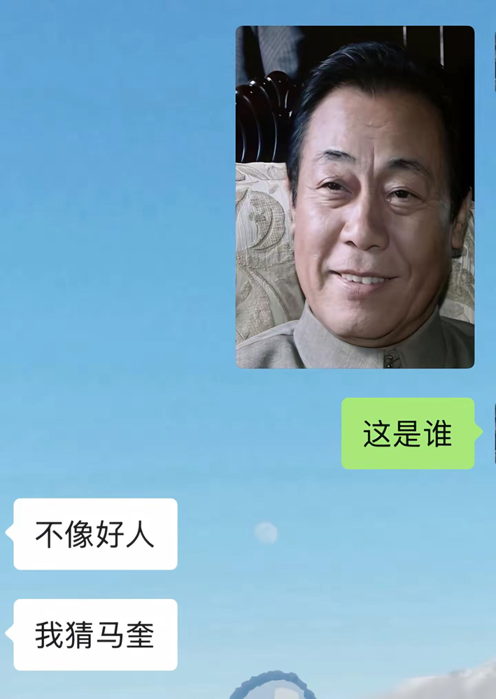 辛柏青跑了，余则成才轮到孙红雷。

《潜伏》剧本本来是给辛柏青朱媛媛两口子量身写的，结果朱媛媛怀孕，俩人都辞了。孙红雷看完本子，主动约导演姜伟吃饭，戴上黑框眼镜一试镜，拿下了。姚晨更悬，郭芙蓉太深入人心，姜伟自己都犹豫。孙红雷推荐，他拍板，赌姚晨能撕掉喜剧标签。

片场孙红雷是真下狠手，故意激怒姚晨