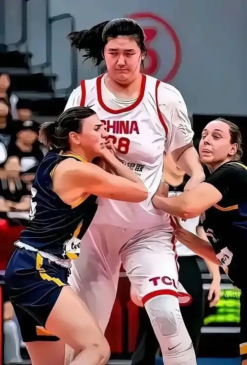 今晚的比赛，我无限怀念一个人

虽然，今晚中国女篮在第四节加时赛艰难战胜捷克队。但不得不说，张子宇被彻底限制住了，全场比赛，她只出场10分(韩旭出场了34分钟)，进攻只能篮下强攻，进攻套路被捷克完全看穿，失误连连；防守端，只能守联防，被捷克当靶子射，她只拿到可怜的3分6篮板，正负值为负9。 ​