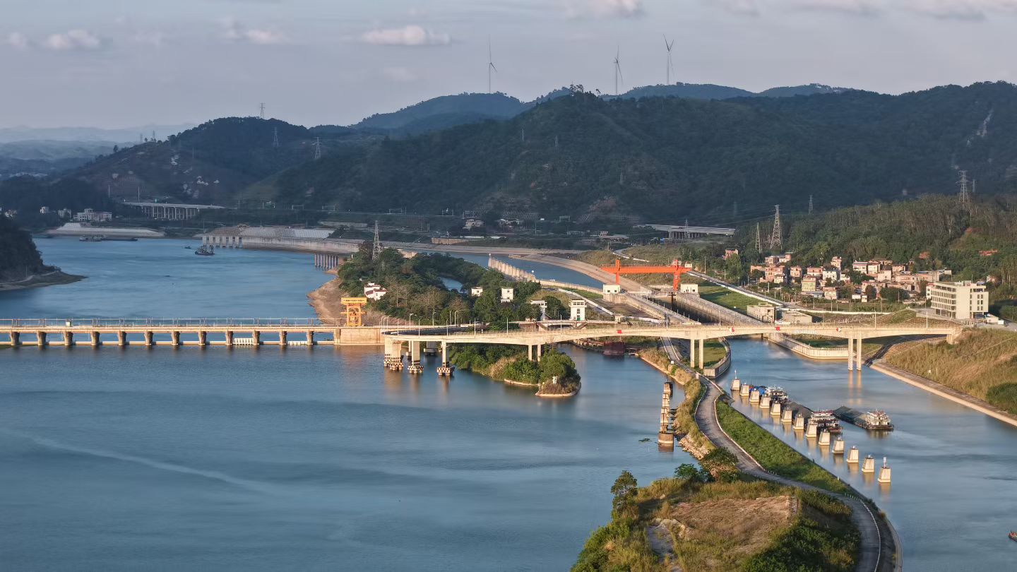 广西南宁市横州市，蓝天下横州西津湖太美了，西津湖也就是西津水库。广西平陆运河开通
