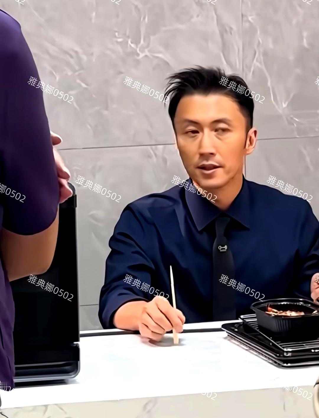 谢霆锋刚开完太原演唱会，转头就跑到青岛科创园连轴转谈了三天生意，西装革履往办公桌前一坐，眼窝深陷黑眼圈极重，满身的“班味儿”根本压不住
 

近距离看这位娱乐圈公认的不老男神，脸上照样刻着岁月的痕迹，头发比从前稀疏了不少，俨然就是一个被工作蹉跎的职场中年大叔。原来脱下聚光灯的滤镜，明星打起工来也跟咱