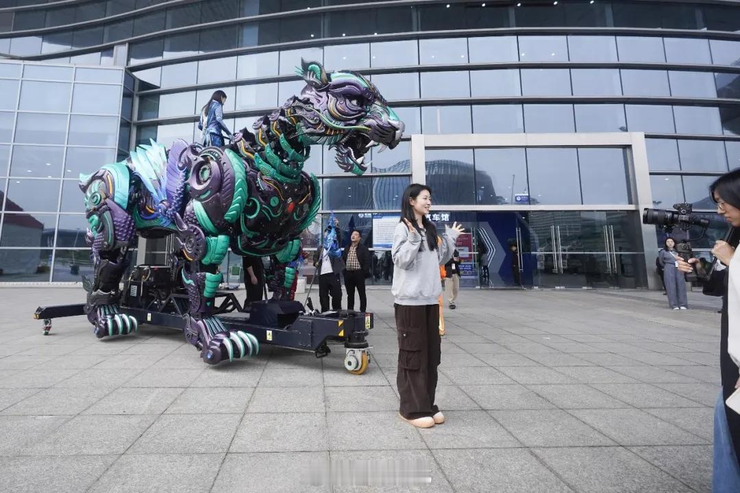 #2026武汉长江金秋消费季#【#逛武汉车展闯入赛博世界#】2026武汉国际车展今日开幕，现场赛博科技氛围感直接拉满！

机甲神兽“玄豹”机械质感十足，能实时互动、吟古文、说情话，一出场就自带科幻大片气场；曾拿下世界赛事冠军的汉产光子机器人舞步利落整齐；分体式飞行汽车、AI人形机器人IRON、极限载 ​